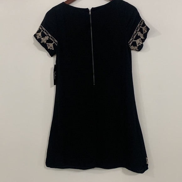 NWT Lulu’s XS Tale to Tell Beige and Black Embroidered Shift Dress - Picture 5 of 12